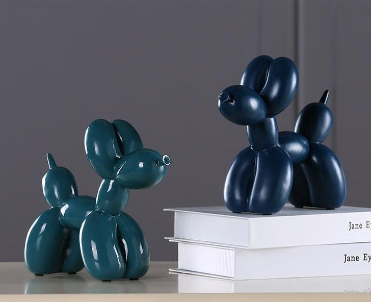 Chien ballon décoratif en résine brillante. Sculpture moderne pour salon, bureau, ou comme objet d'art.