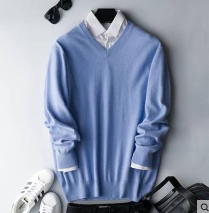 Gros plan sur texture douce d'un pull classique homme couleur unie. Vêtement essentiel hiver.