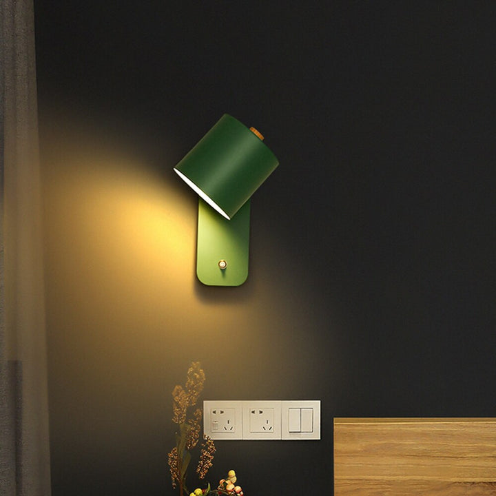 Applique murale LED LuminaStyle pour intérieur, économie d'énergie, design moderne et éclairage optimal.