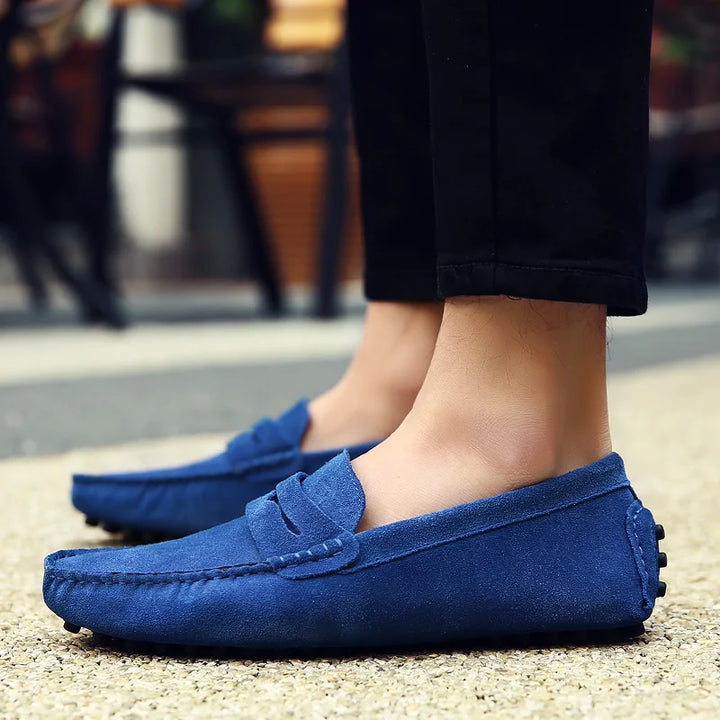 Mocassins homme SuaveStride marron clair en cuir souple, élégance et confort toute la journée.