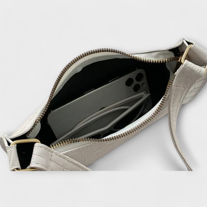 Sac à main rose en cuir brillant, chic et moderne pour un look féminin tendance.