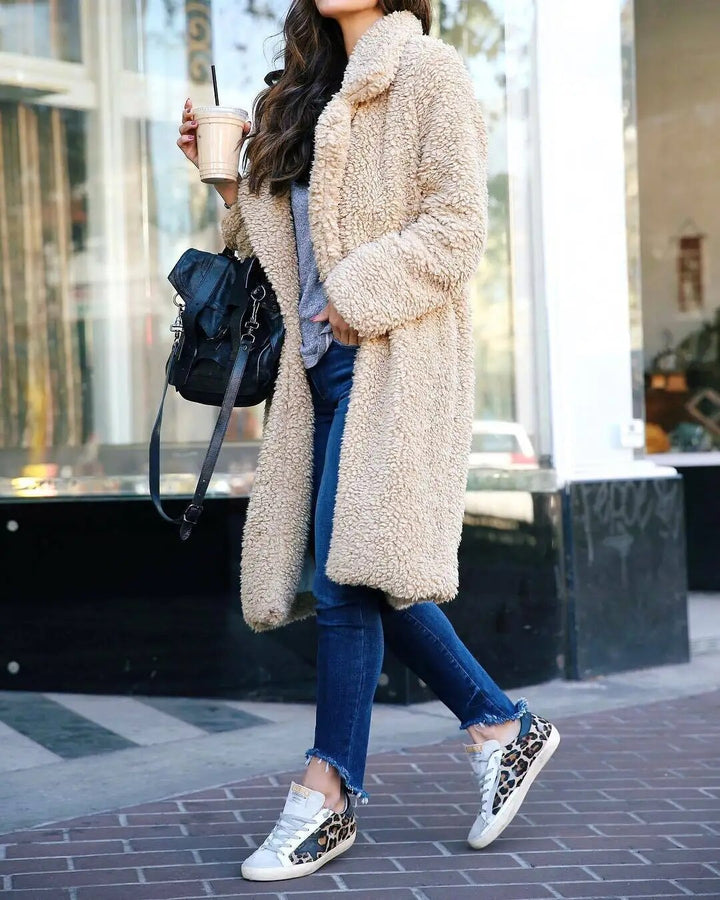Manteau long femme élégant, doux et chaud, idéal pour l'hiver. Un vêtement confortable pour la mode féminine.