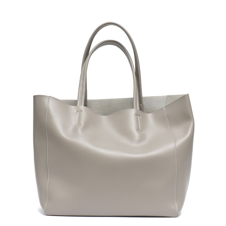 Maroquinerie femme : sac cabas en cuir véritable, un classique intemporel et durable.