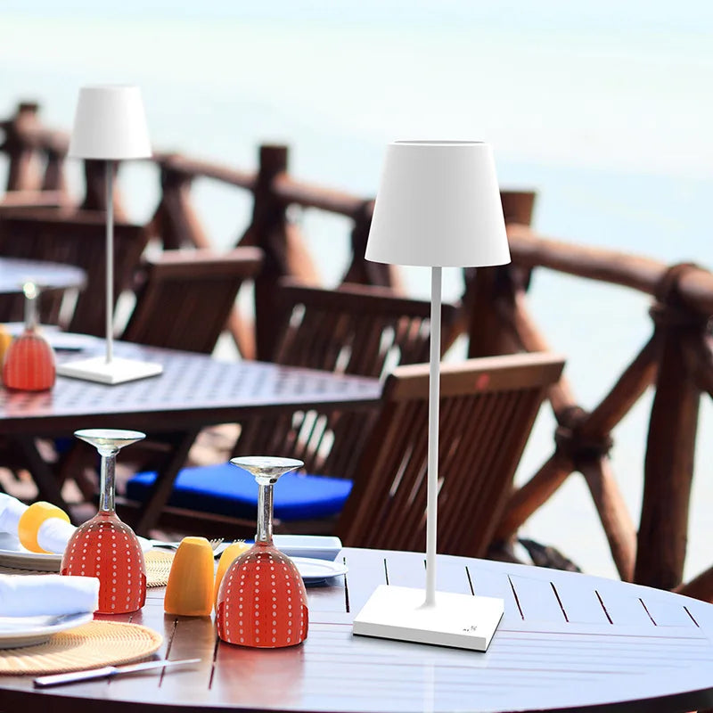 Créez une ambiance chaleureuse avec cette lampe de table LED sans fil rechargeable, chic et moderne.