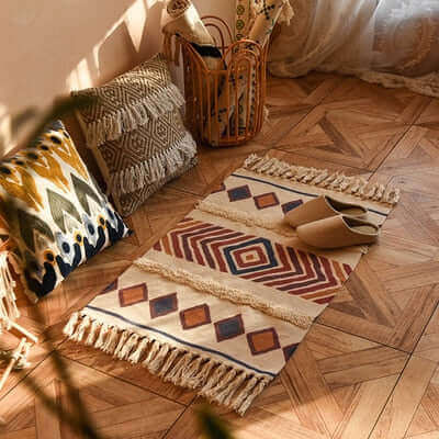 Tapis boho chic lavable en coton, motifs géométriques multicolores pour une chambre moderne.