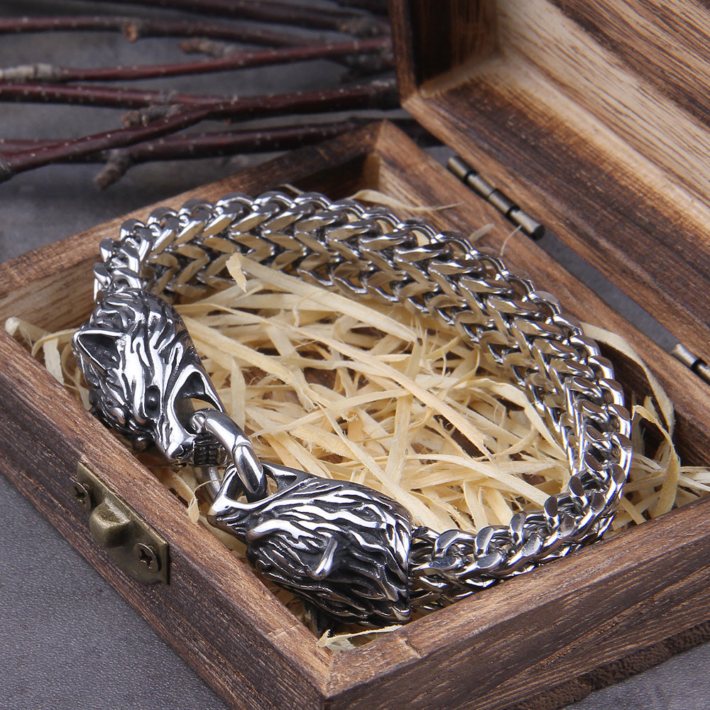 Bracelet artisanal viking pour homme, motif Loup Fenrir en argent. Style nordique authentique et robuste.