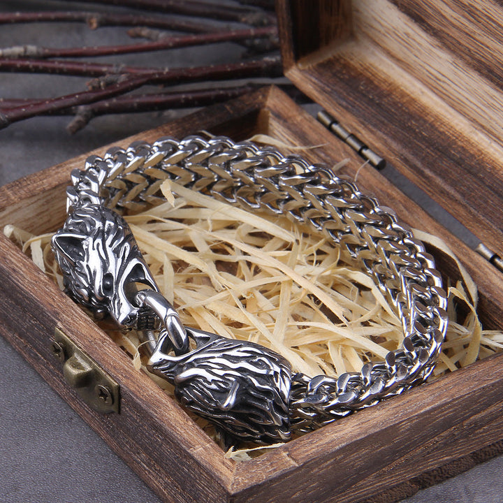 Bracelet artisanal viking pour homme, motif Loup Fenrir en argent. Style nordique authentique et robuste.