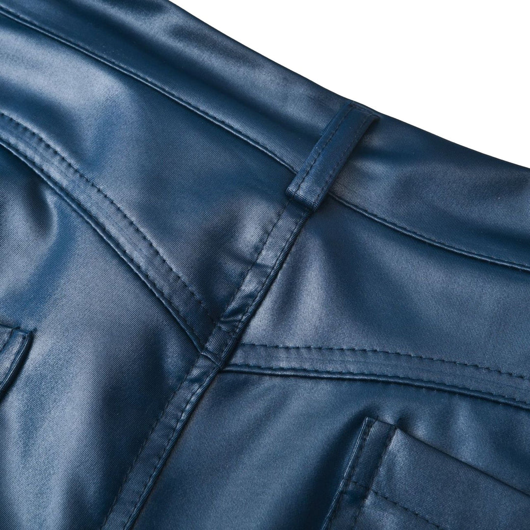 Texture du pantalon femme en cuir stretch noir, aspect similicuir, doux et confortable.