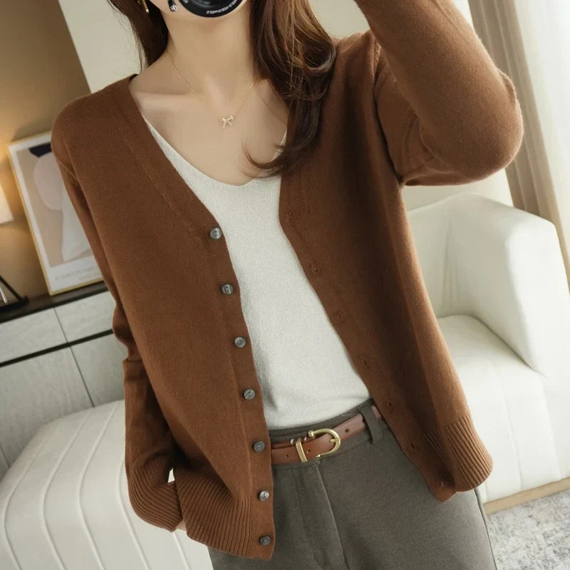 Le cardigan Léa Femme tricoté, confort élégant. Pull mode polyvalent à manches longues, pour elle.