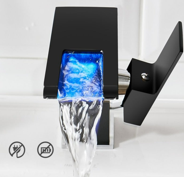 Robinet de lavabo LED avec indicateur de température couleur, sécurité accrue pour salle de bain moderne.