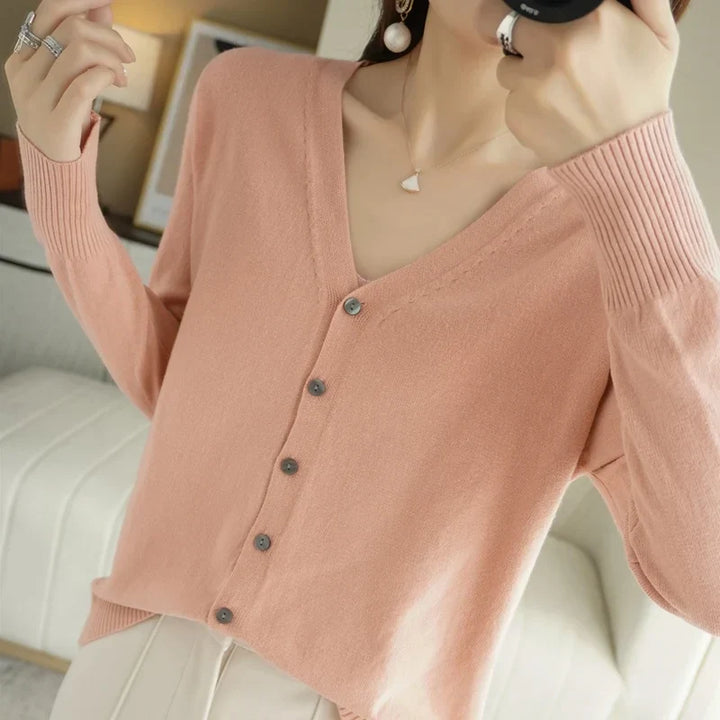 Cardigan femme Léa en tricot, pull élégant et polyvalent. Idéal pour un confort décontracté et chic au quotidien.