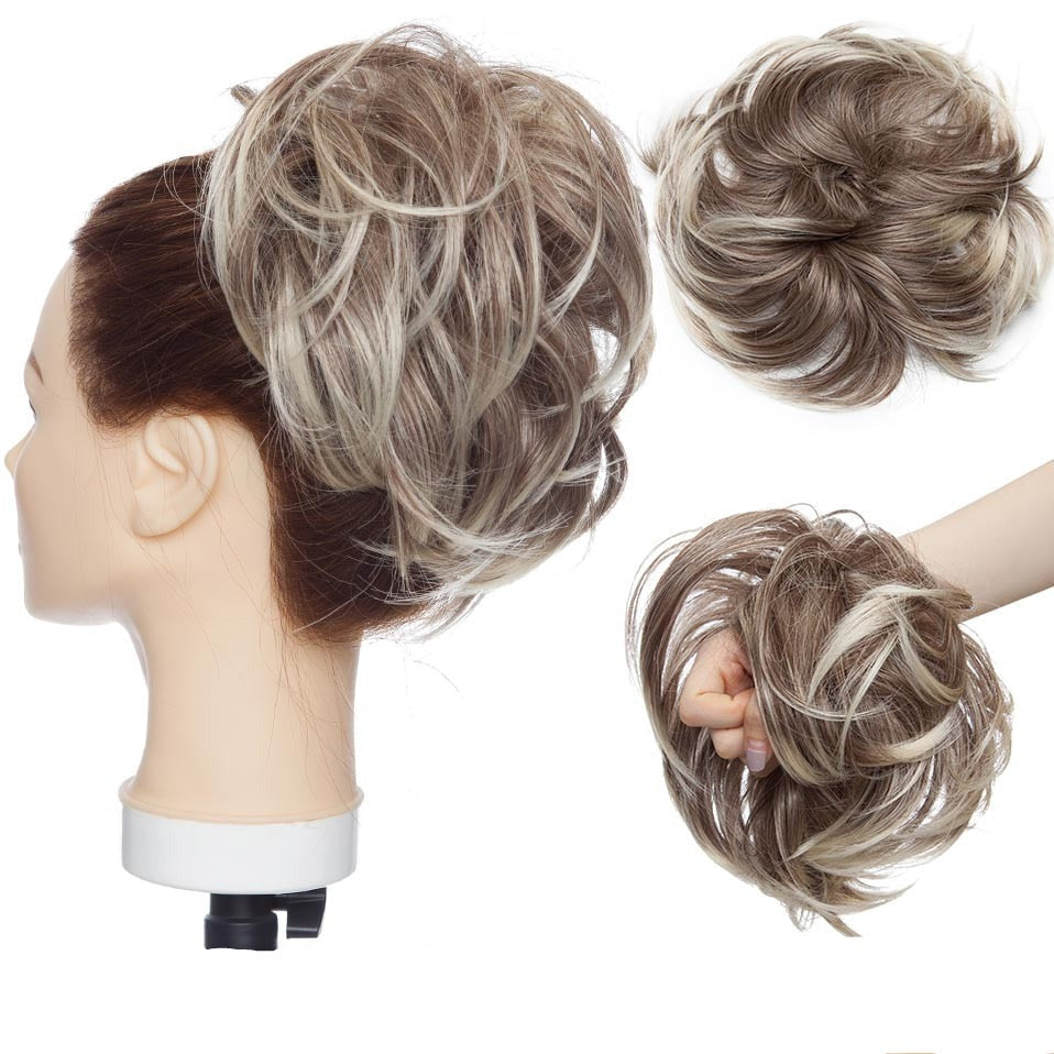 Accessoire cheveux mode: chignon désordonné, extension synthétique pour volume.