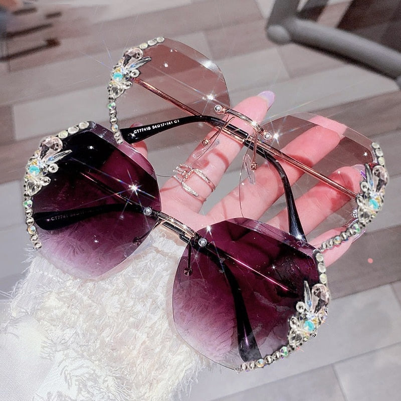 Élégantes lunettes de soleil vintage sans monture à strass pour femmes. Parfaites pour l'été, la mode et la protection UV.