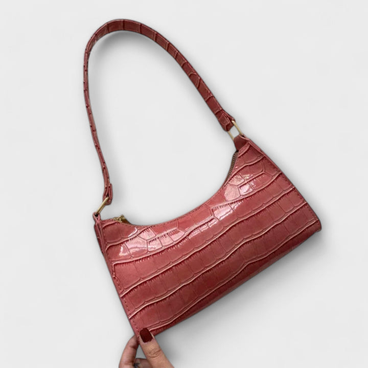 Élégant sac à main vert en cuir brillant, accessoire de mode pour femme, style et confort.