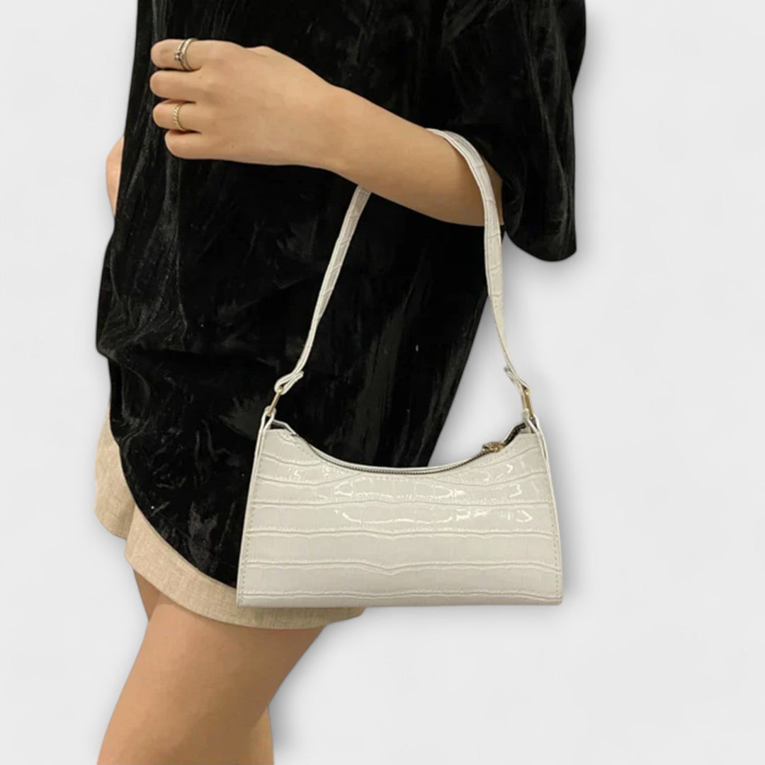 Sac chic en cuir brillant beige, idéal pour femme, alliant style et praticité.