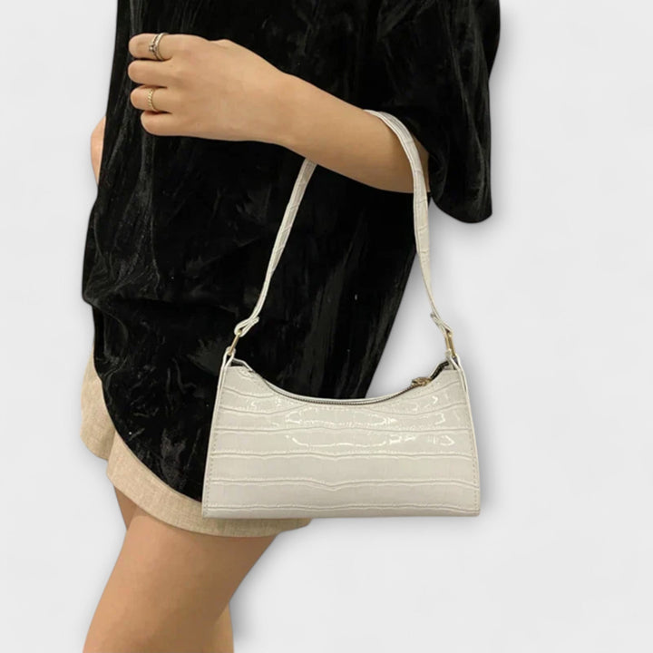 Sac chic en cuir brillant beige, idéal pour femme, alliant style et praticité.