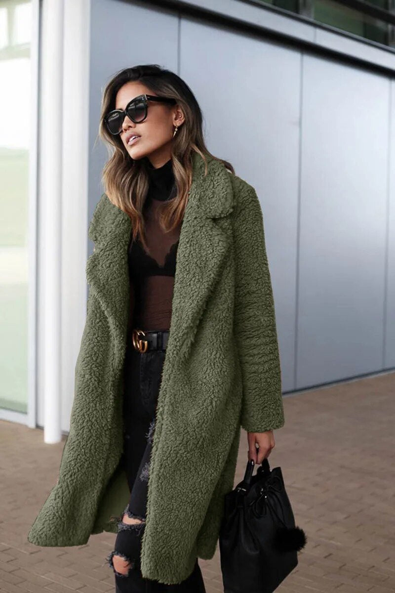 Veste longue femme d'hiver, douce et chaude, parfaite pour rester élégante et confortable pendant la saison froide.