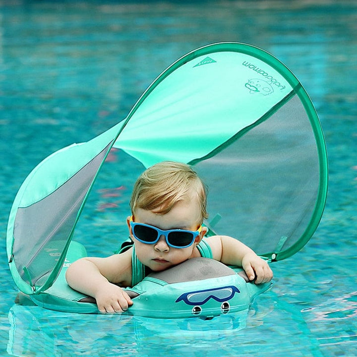 Bébé joyeux dans sa bouée flotteur avec protection solaire UV intégrée, baignade sécurisée pour enfant.