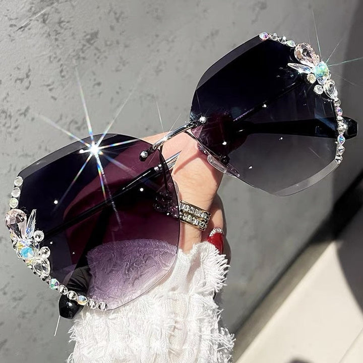 Glamour et chics, ces lunettes de soleil sans monture pour femmes avec strass et touche vintage. Protection UV400 mode.