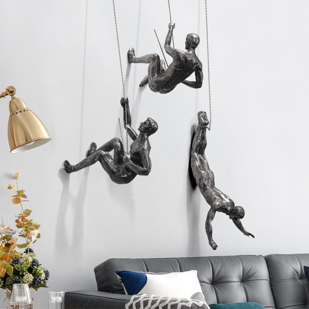Art mural abstrait : sculpture homme en pleine escalade, résine, pour une touche de force et modernité.