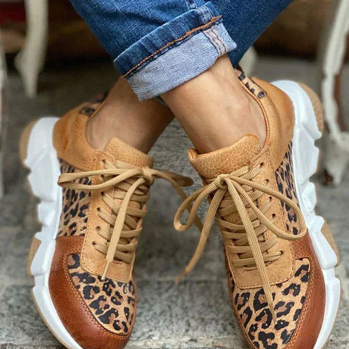 Élégantes chaussures léopard pour femmes, imprimé animal tendance. Parfaites pour un look casual chic.