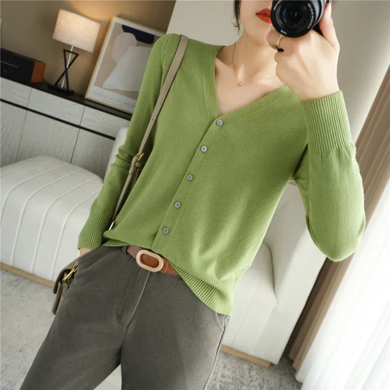 Cardigan tricoté Léa femme sur cintre, pull élégant prêt à porter. Confort et mode polyvalente assurés.