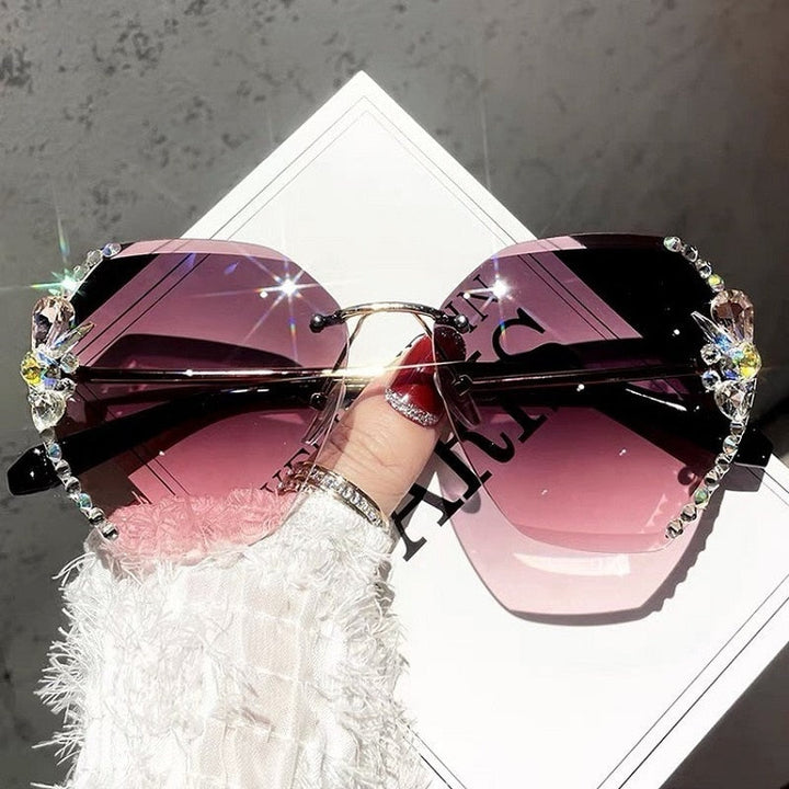 Affirmez votre style avec ces lunettes de soleil vintage sans monture. Pour femmes, avec strass, protection UV400, très mode.