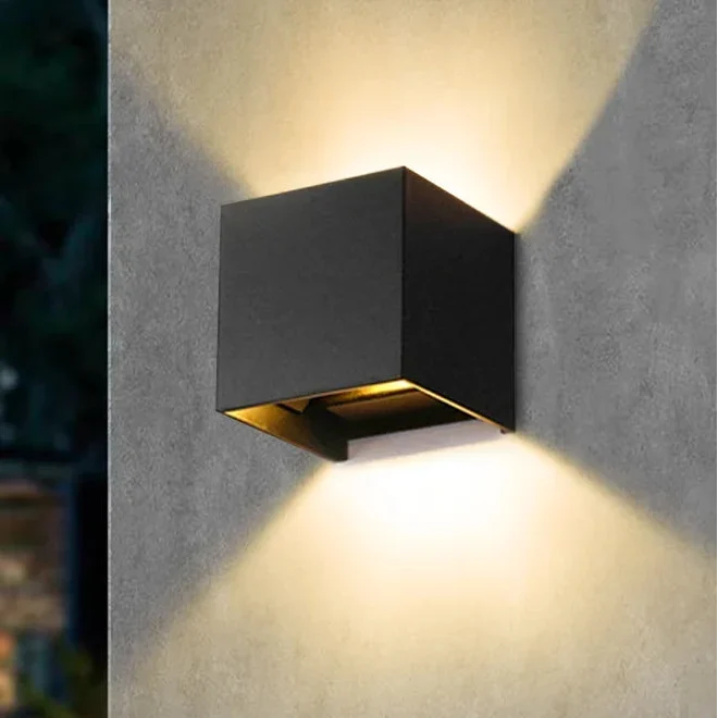 Applique murale LED extérieure carrée moderne, éclairage design pour jardin ou terrasse.