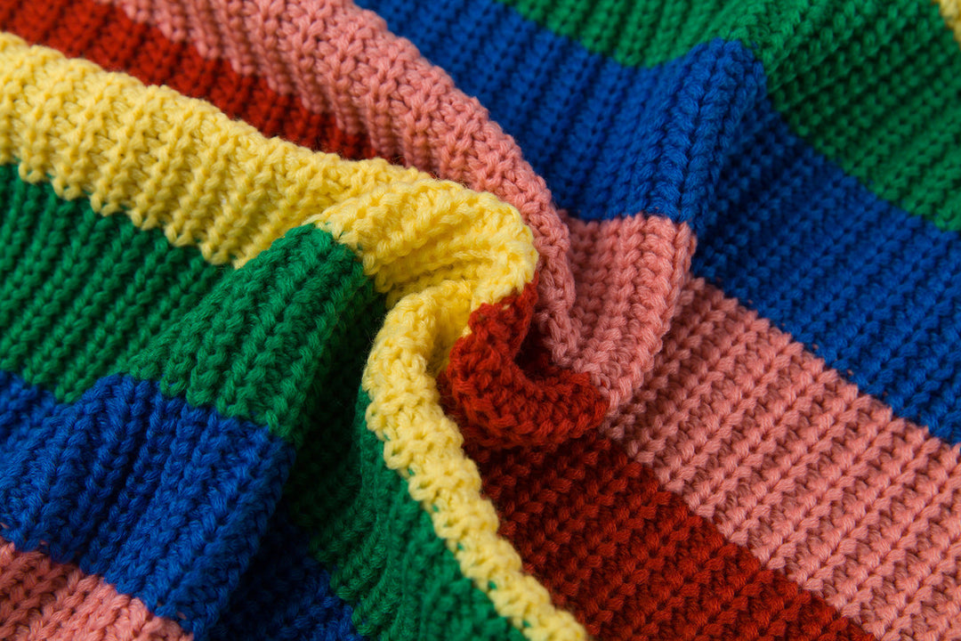 Élégant pull à rayures arc-en-ciel pour femme, doux et multicolore, idéal pour une touche mode d'automne.