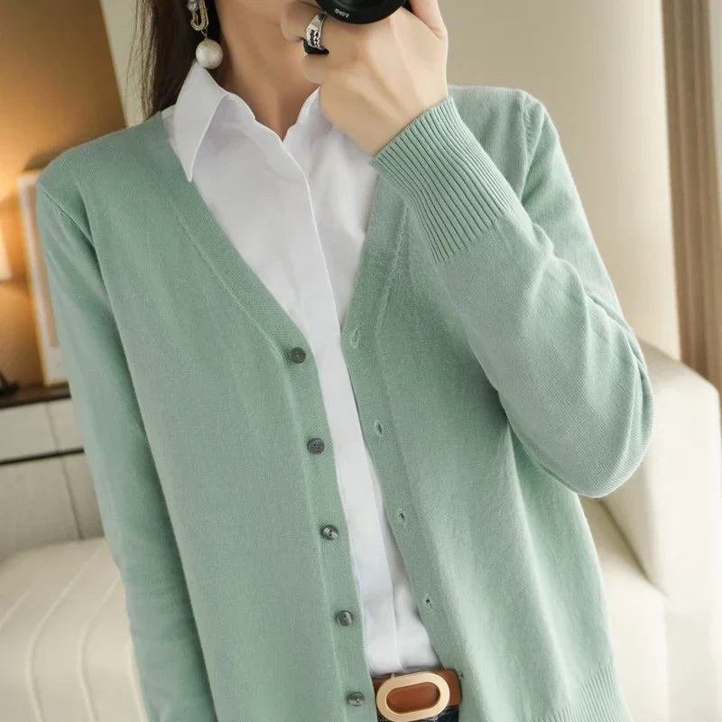 Profil: Cardigan Léa femme tricoté, manches longues. Pull polyvalent, look chic décontracté et grand confort.