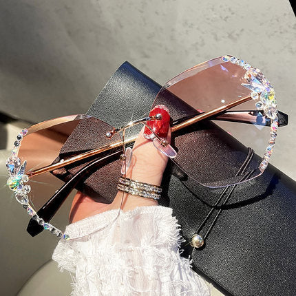 Confortables lunettes de soleil vintage sans monture. Design à strass pour femmes, protection UV400, accessoire élégant été.