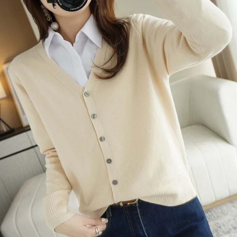 Cardigan tricoté Léa femme, look élégant avec accessoires. Pull mode polyvalent, confort optimal assuré.