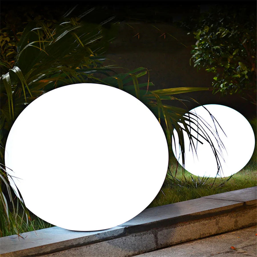 Sphère lumineuse flottante étanche LED RGB. Parfaite pour la piscine, le jardin et l'éclairage d'ambiance.