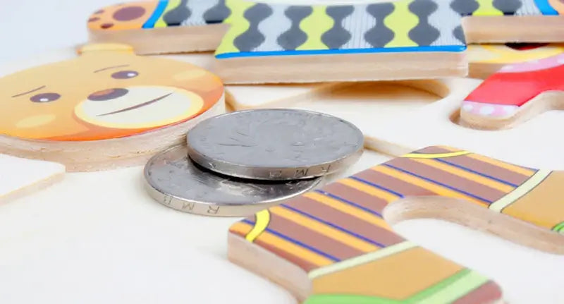 Jouet bois éducatif: Puzzle ours à composer avec vêtements. Amusement et apprentissage.
