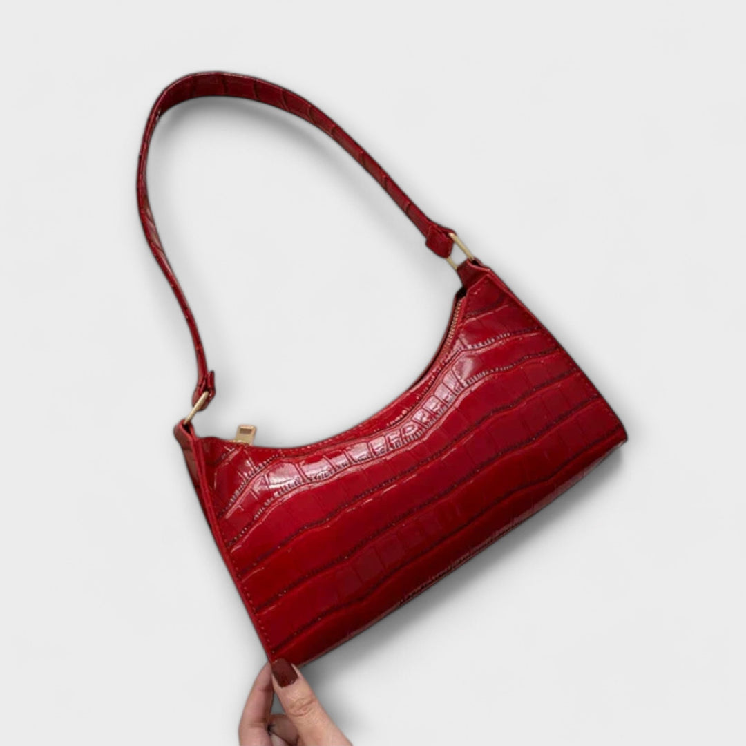 Sac à main beige en cuir brillant, organisation et style pour une femme chic et active.