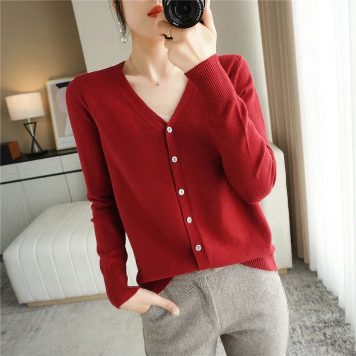 Élégant cardigan femme Léa, tricoté pour un confort optimal. Pull polyvalent, parfait pour un look décontracté.