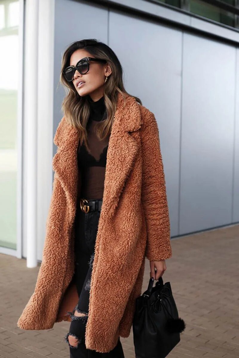 Manteau femme hiver, long et douillet, offre chaleur et style. Un choix élégant pour affronter le froid.