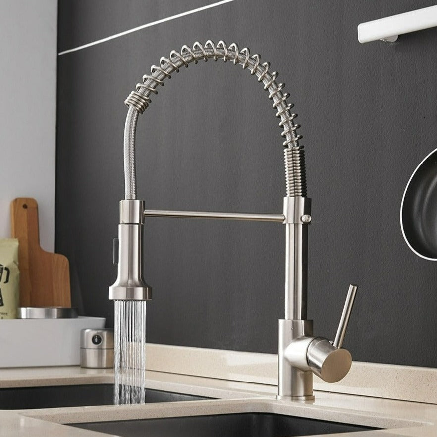 Robinet de cuisine moderne avec douchette extensible pratique et flexible.