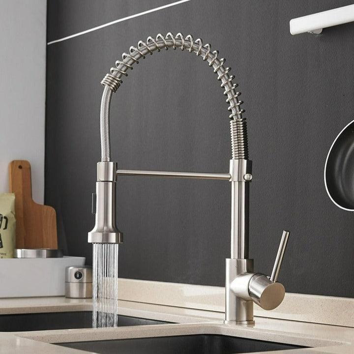 Robinet de cuisine moderne avec douchette extensible pratique et flexible.