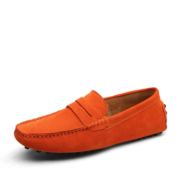 Mocassins hommes SuaveStride en daim gris foncé, parfaits pour le confort quotidien et l'élégance.