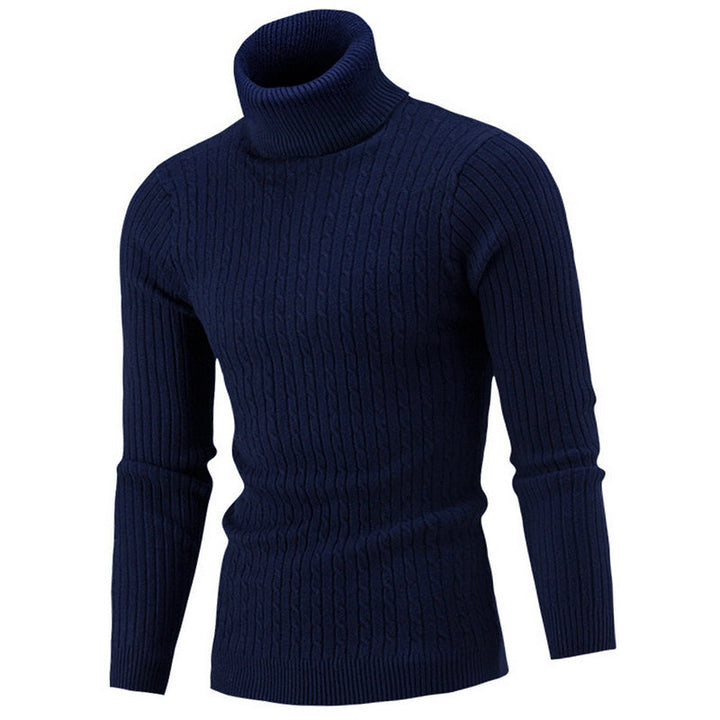 Homme portant un pull col roulé hiver, confortable et élégant, un classique de la mode masculine.