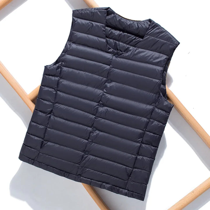 Gilet ultraléger pour homme, conception épurée et moderne. Idéal pour une tenue décontractée et stylée.