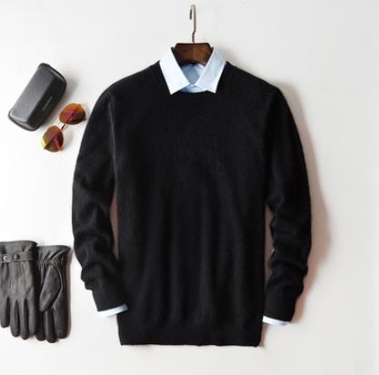 Pull élégant homme bordeaux col V. Confortable et chic, idéal pour un look décontracté intemporel.