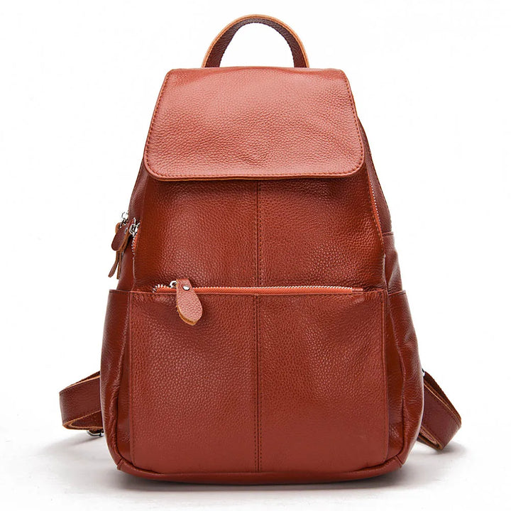 Sac à dos femme en cuir noir porté par une femme, accessoire mode élégant pour la ville.