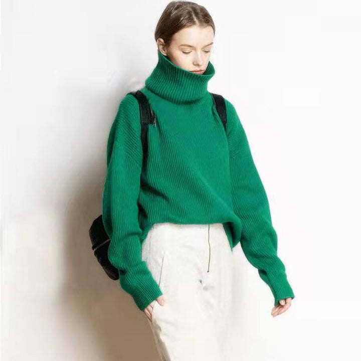 Modèle portant un pull col roulé ample, chaud et élégant pour femme.