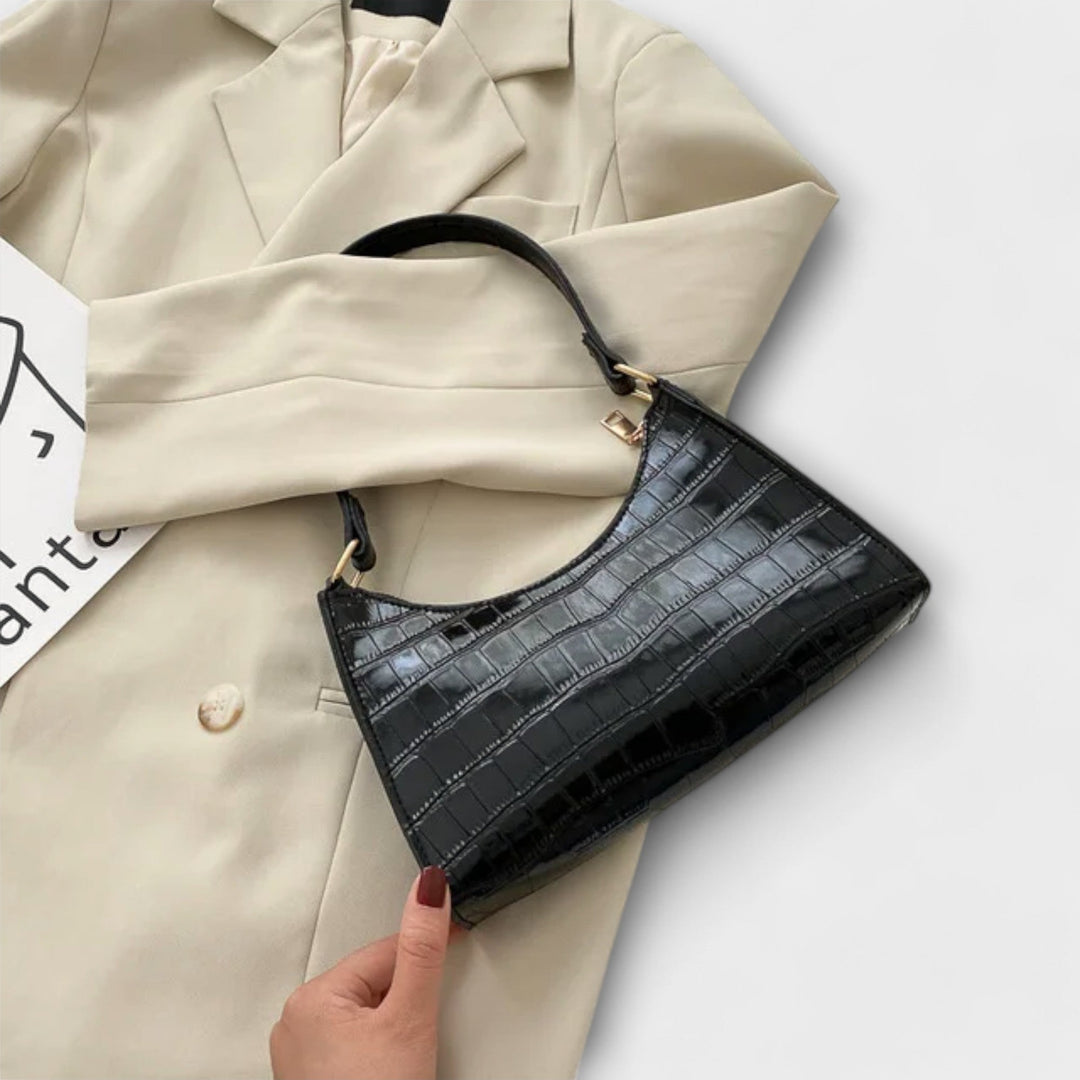 Sac marron en cuir brillant, polyvalent et chic pour femme, parfait pour toute occasion.