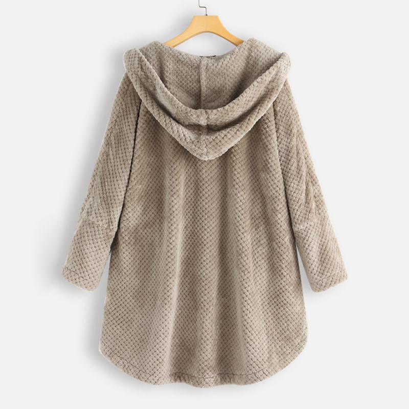 Détail de la capuche et du zip de la veste femme réversible FleeceFinesse, gage de style et de confort.