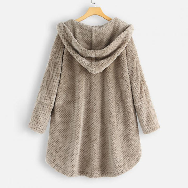 Détail de la capuche et du zip de la veste femme réversible FleeceFinesse, gage de style et de confort.