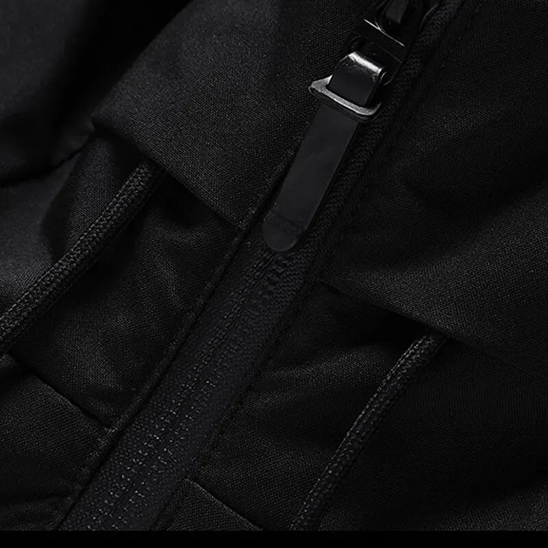 Puffer homme noir, chaud et imperméable. Cette doudoune hiver élégante est essentielle pour la mode masculine urbaine.
