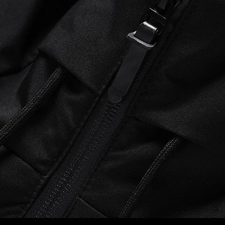 Puffer homme noir, chaud et imperméable. Cette doudoune hiver élégante est essentielle pour la mode masculine urbaine.